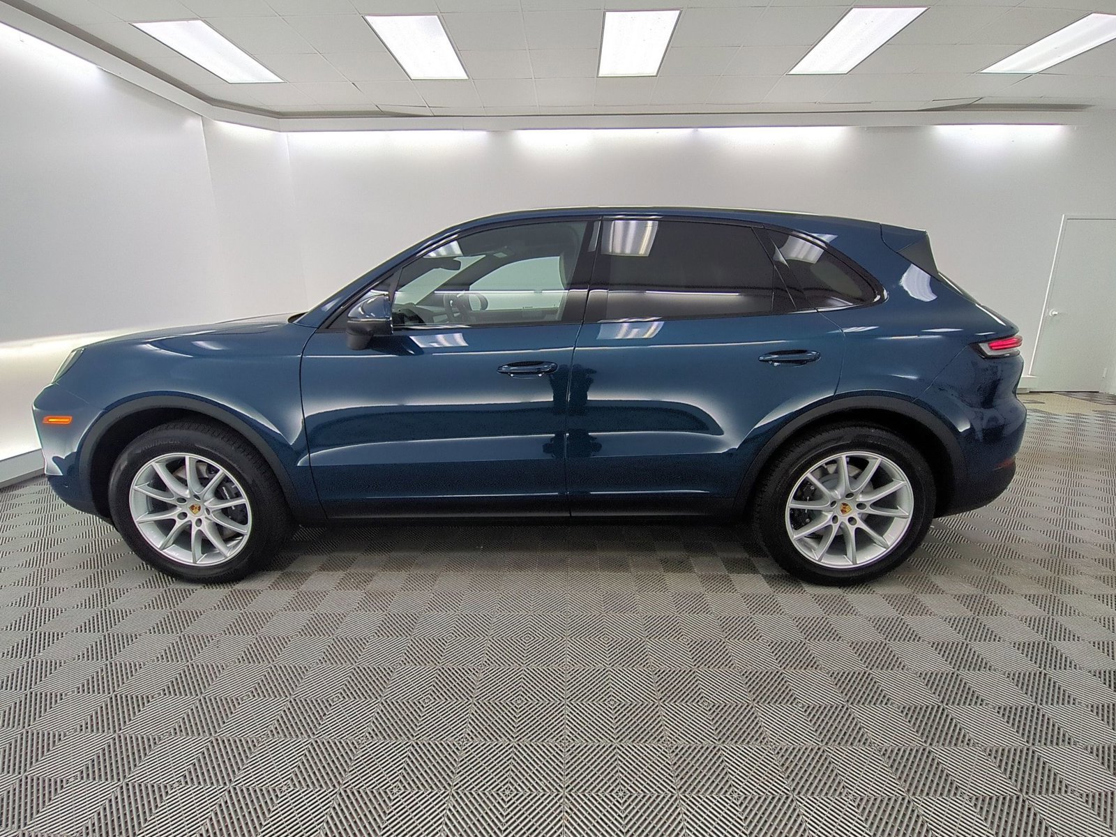 Used 2025 Porsche Cayenne image 2