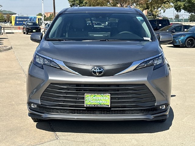 Used 2026 Toyota Sienna XLE FWD image 7
