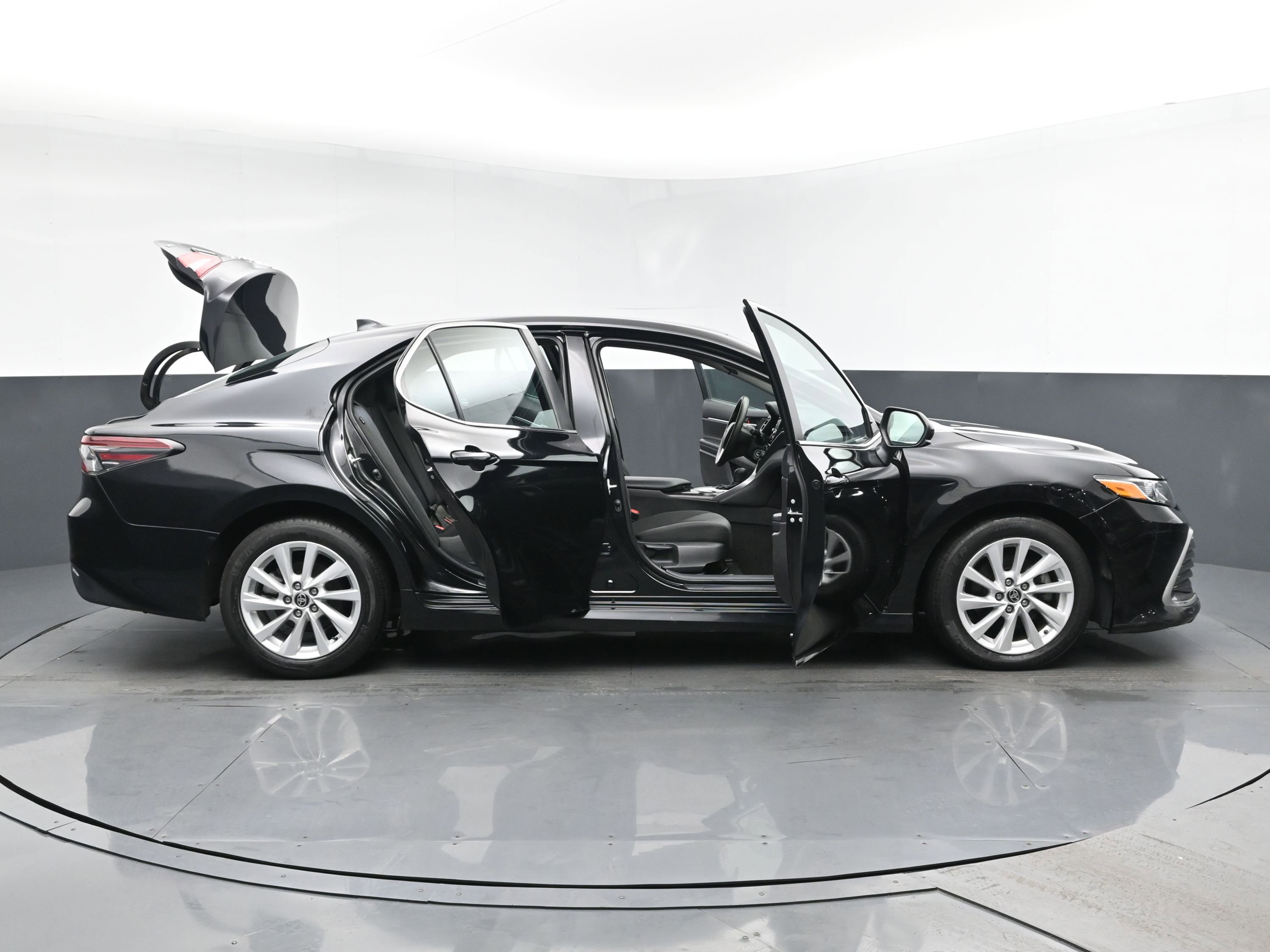 Used 2021 Toyota Camry LE FWD image 30