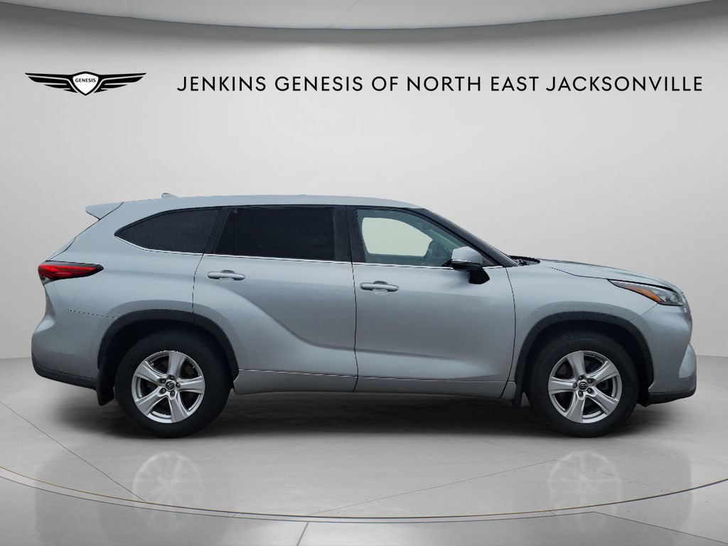 Used 2020 Toyota Highlander LE AWD/4WD image 2