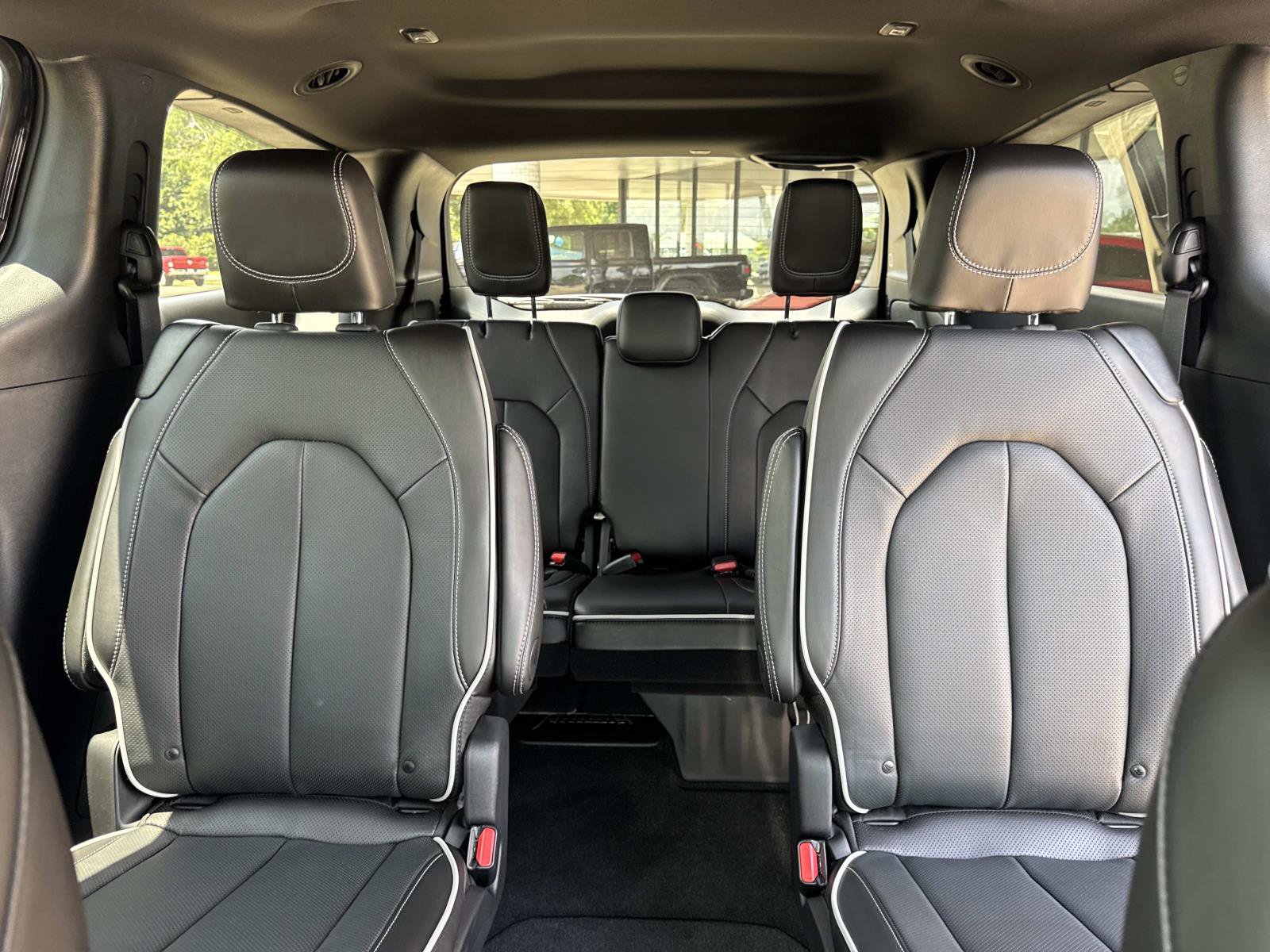 New 2027 Chrysler Pacifica Limited FWD image 7
