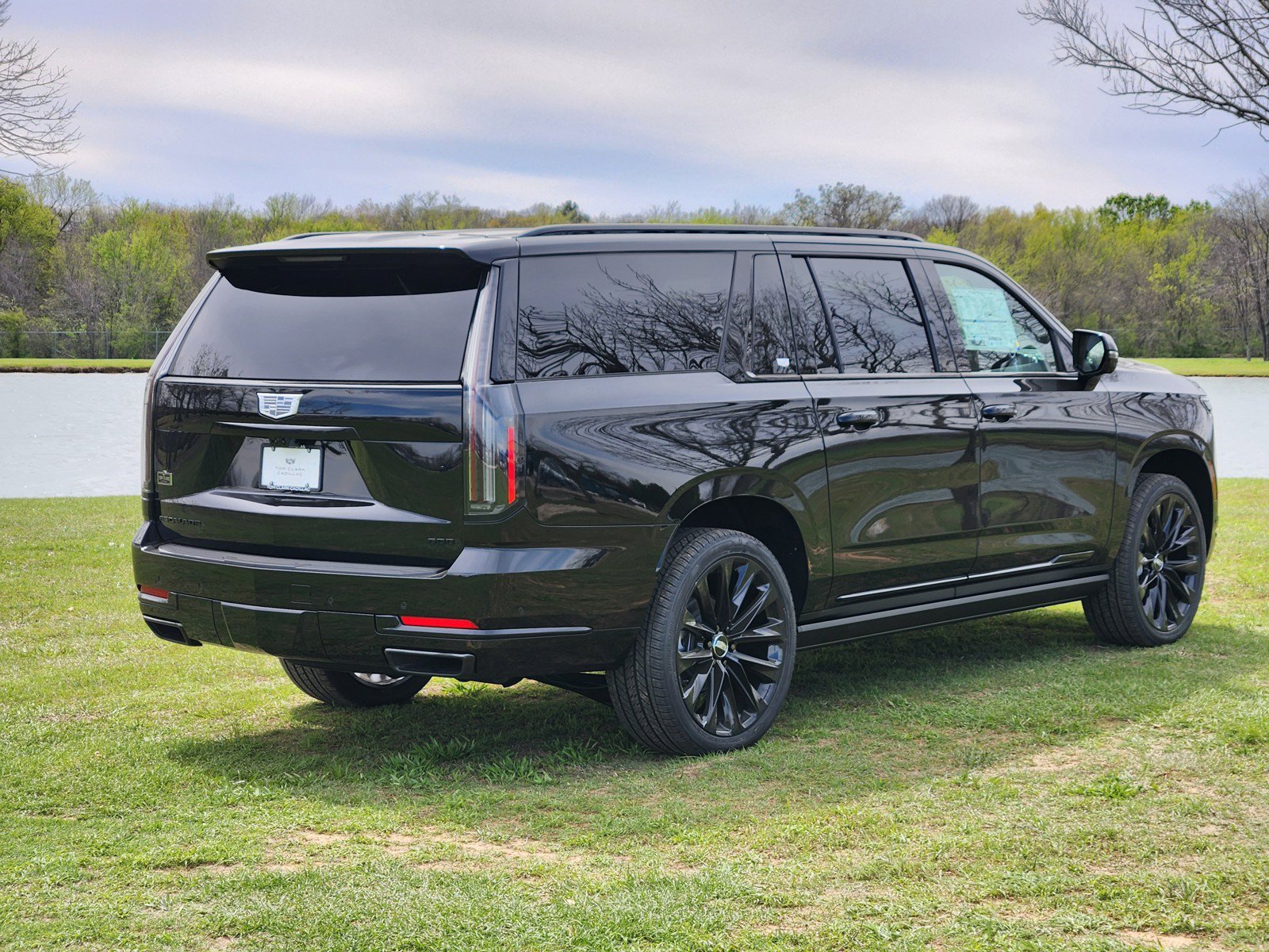 New 2026 Cadillac Escalade ESV Platinum Sport w/ LPO, ONYX Package AWD/4WD image 4