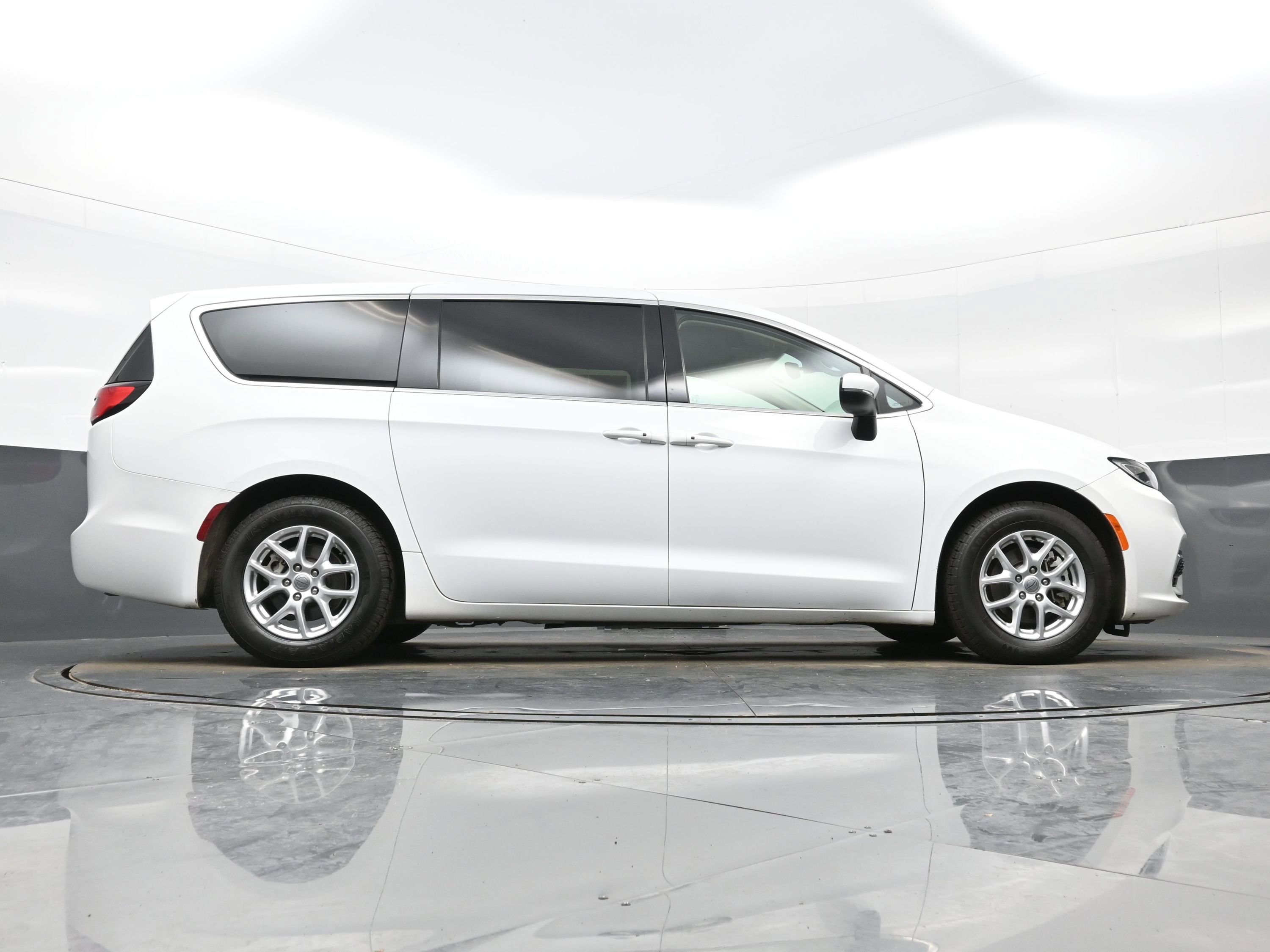 Used 2023 Chrysler Pacifica Touring-L image 31