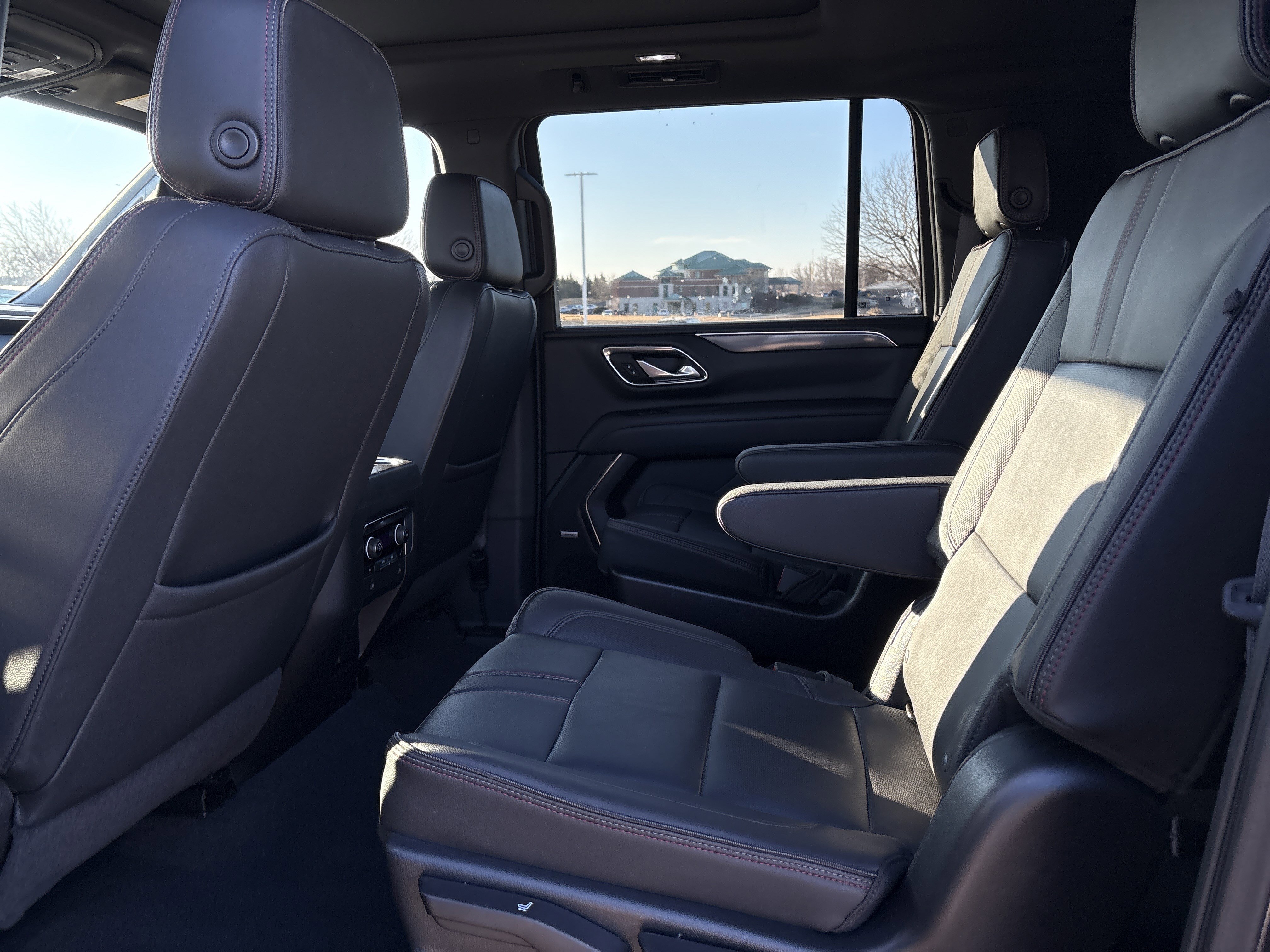 Used 2022 Chevrolet Suburban RST w/ Luxury Package image 17
