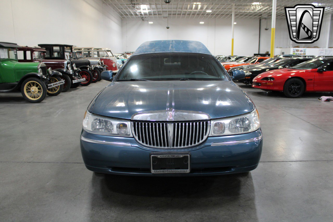 Used 2001 Lincoln Town Car Executive image 2
