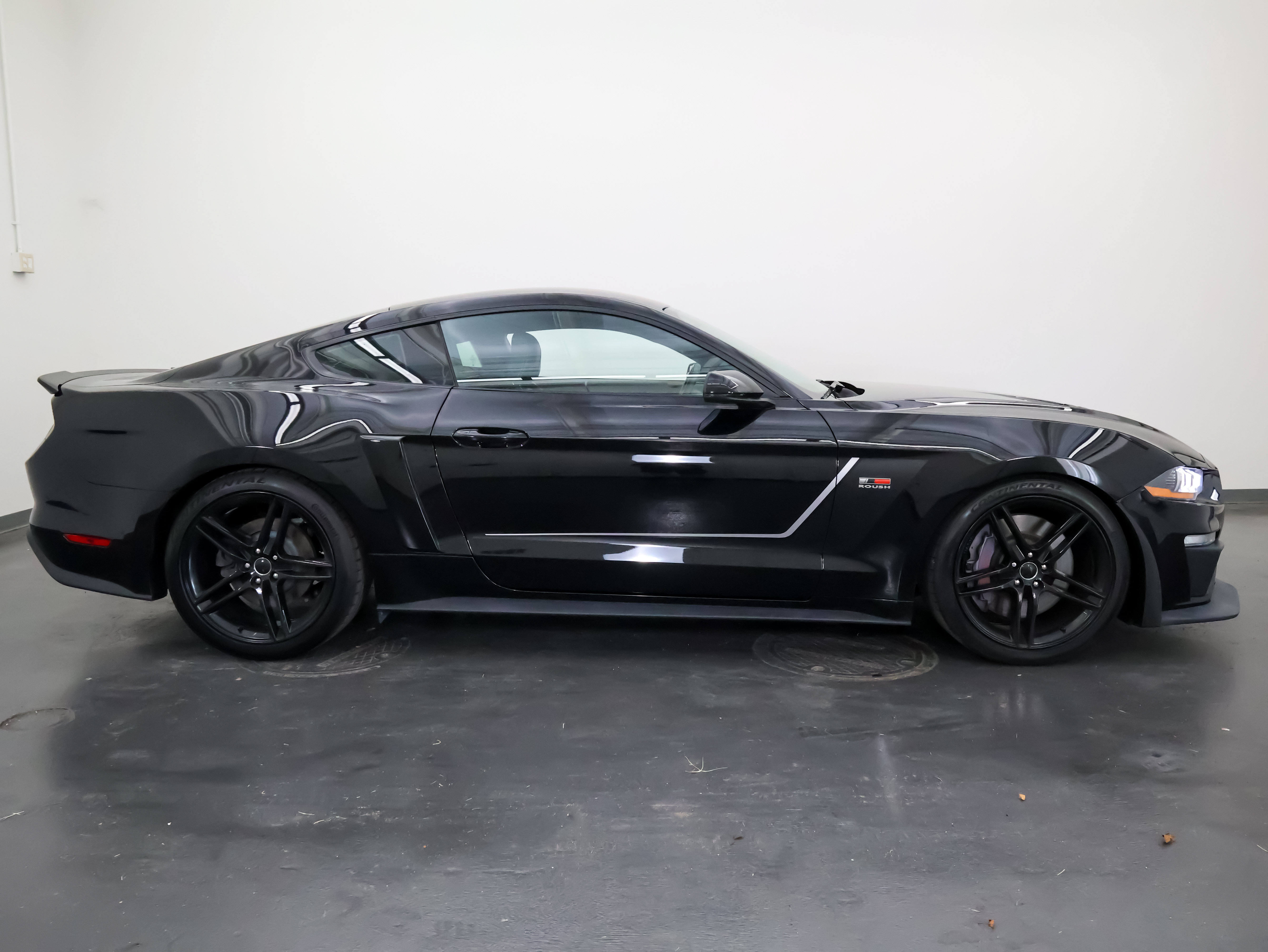 Used 2018 Ford Mustang GT Premium w/ GT Performance Package RWD image 2