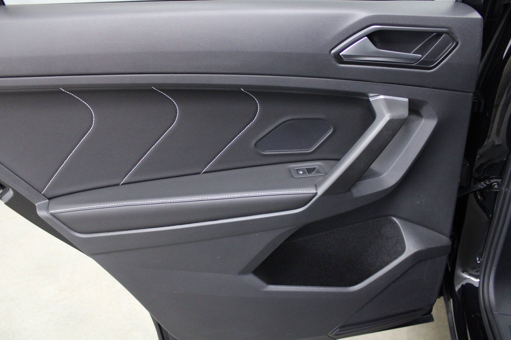 Used 2022 Volkswagen Tiguan SEL R-Line image 20