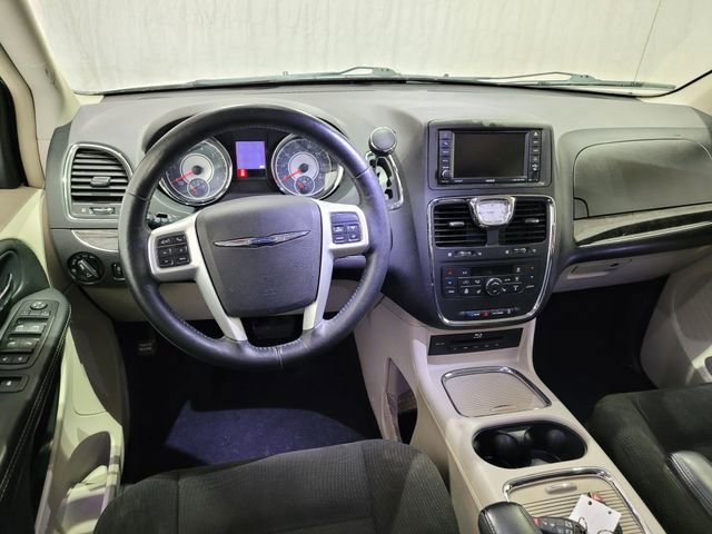 Used 2015 Chrysler Town & Country Touring w/ Driver Convenience Group image 4