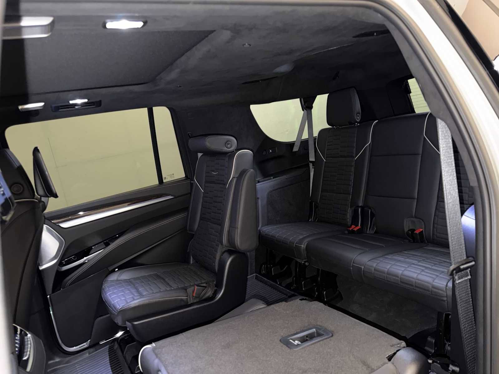 Used 2025 Cadillac Escalade ESV Sport Platinum w/ LPO, ONYX Package image 17