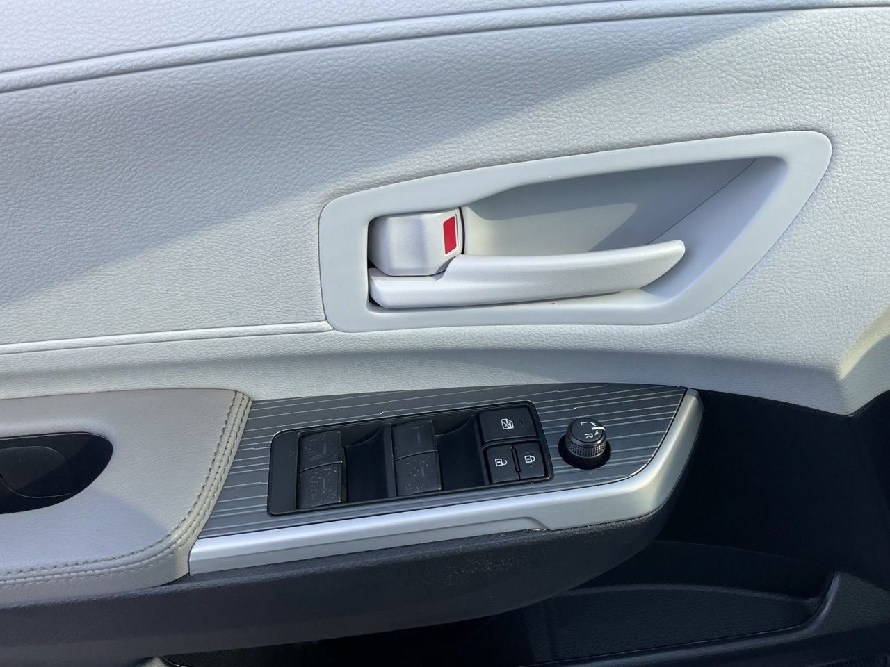 Used 2025 Toyota Sienna LE FWD image 21