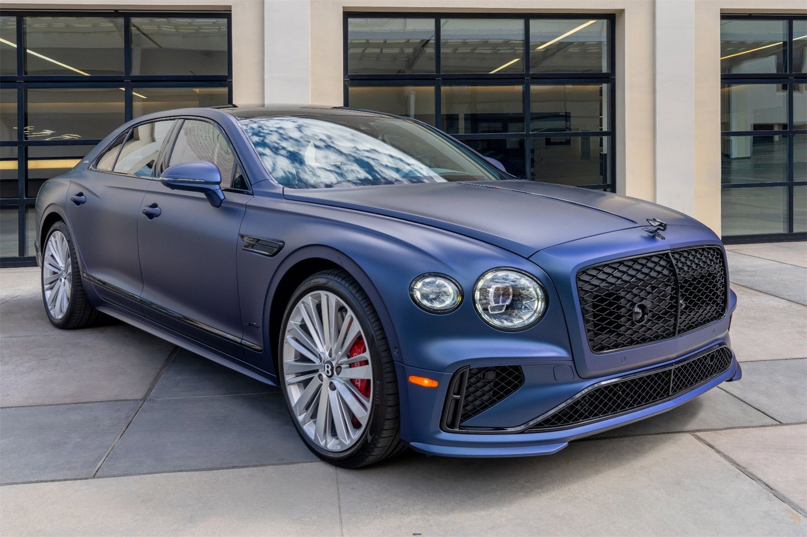 Used 2025 Bentley Flying Spur Plug-In Hybrid image 34