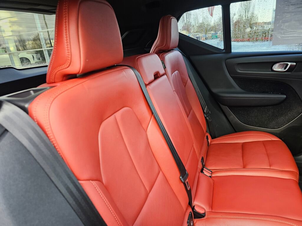 Used 2019 Volvo XC40 T4 Inscription image 16