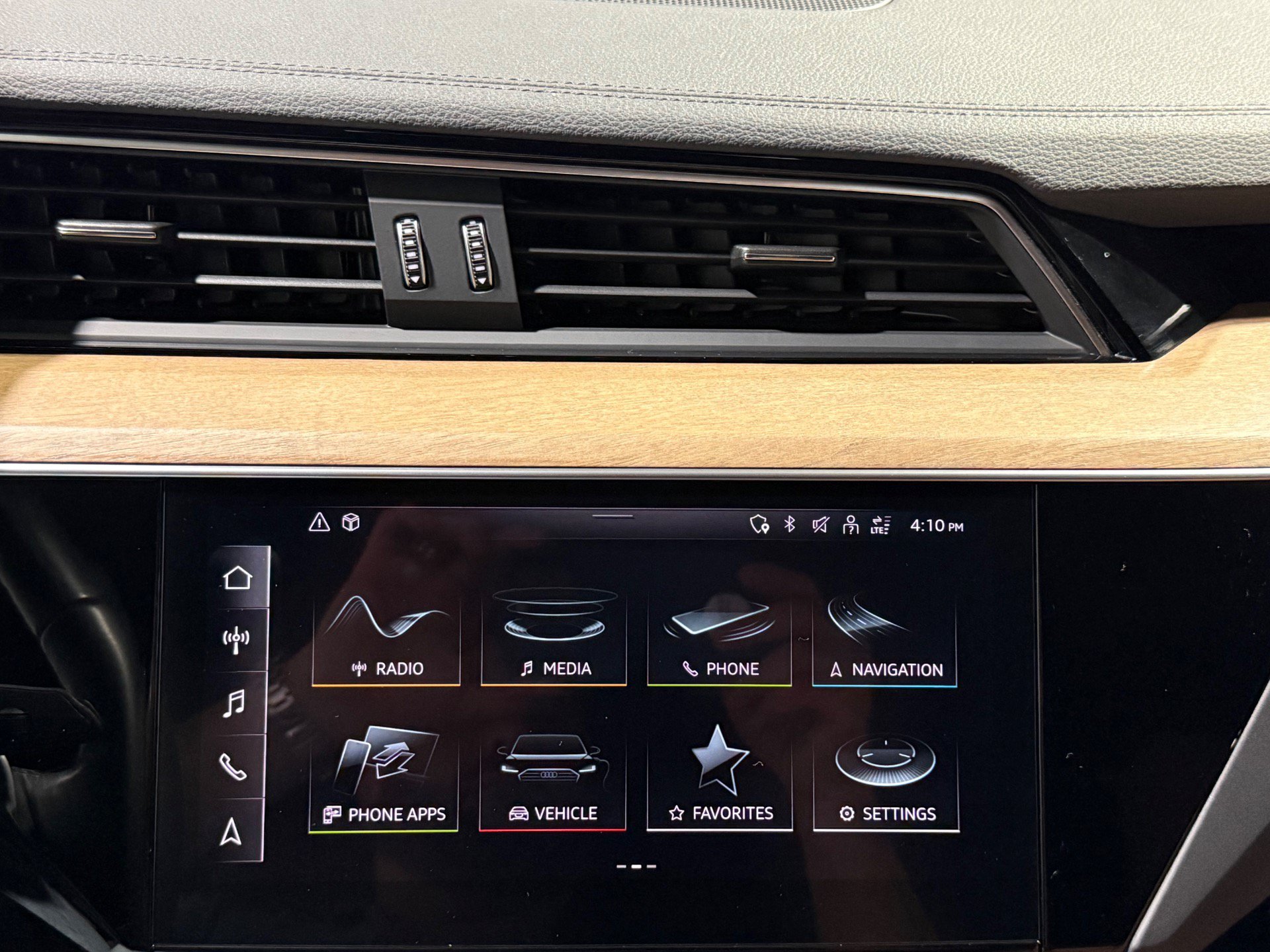 Used 2024 Audi Q8 e-tron Premium Plus w/ Premium Plus Package AWD/4WD image 29