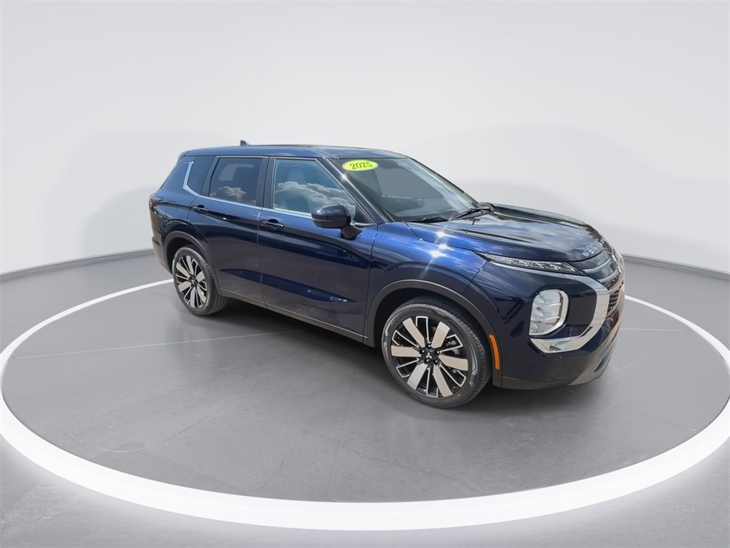 New 2025 Mitsubishi Outlander SE image 2