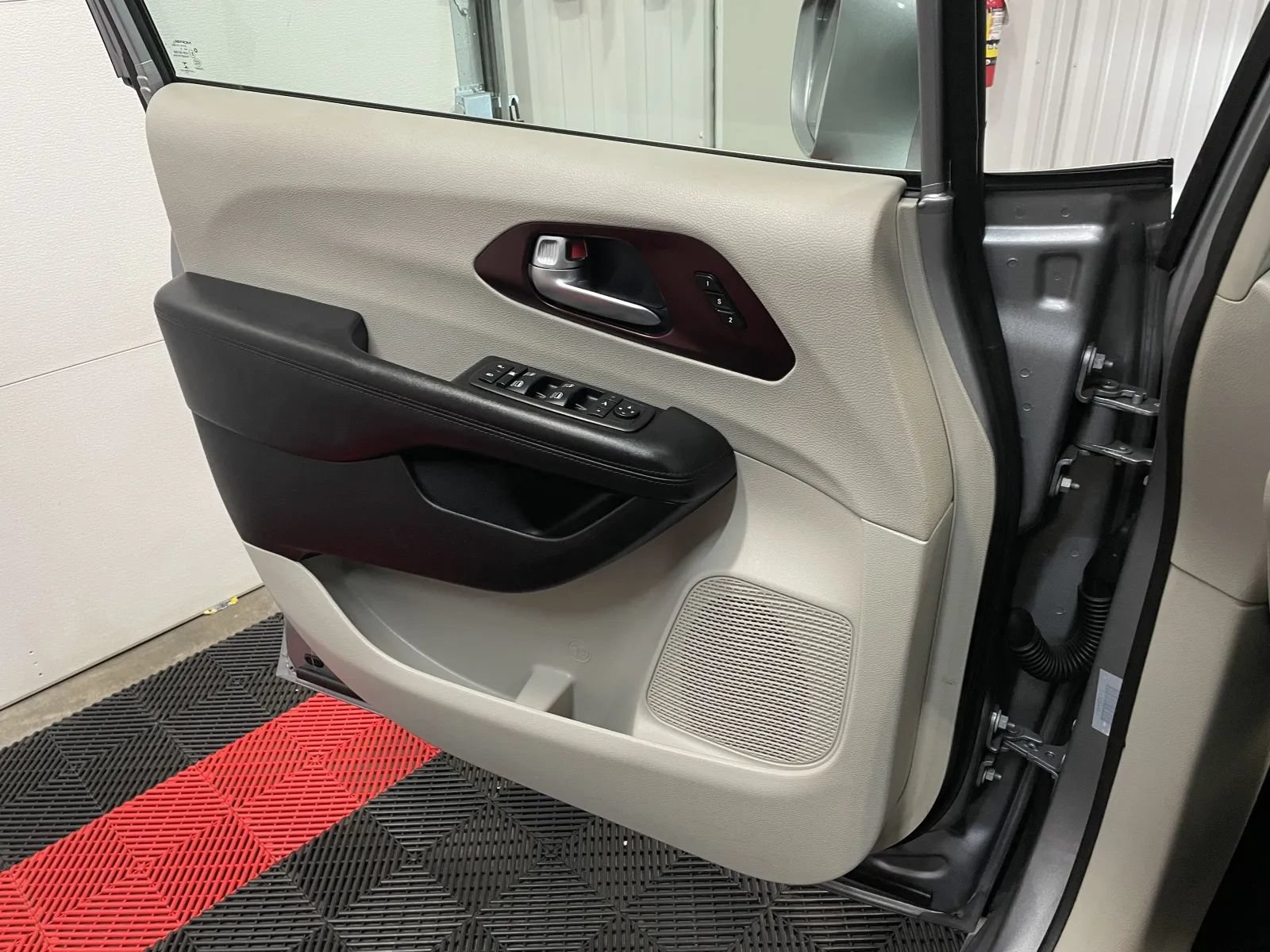 Used 2020 Chrysler Pacifica Limited FWD image 27