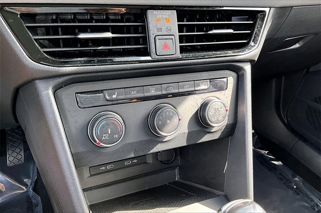 Certified 2022 Volkswagen Taos SE w/ Panoramic Sunroof Package image 16