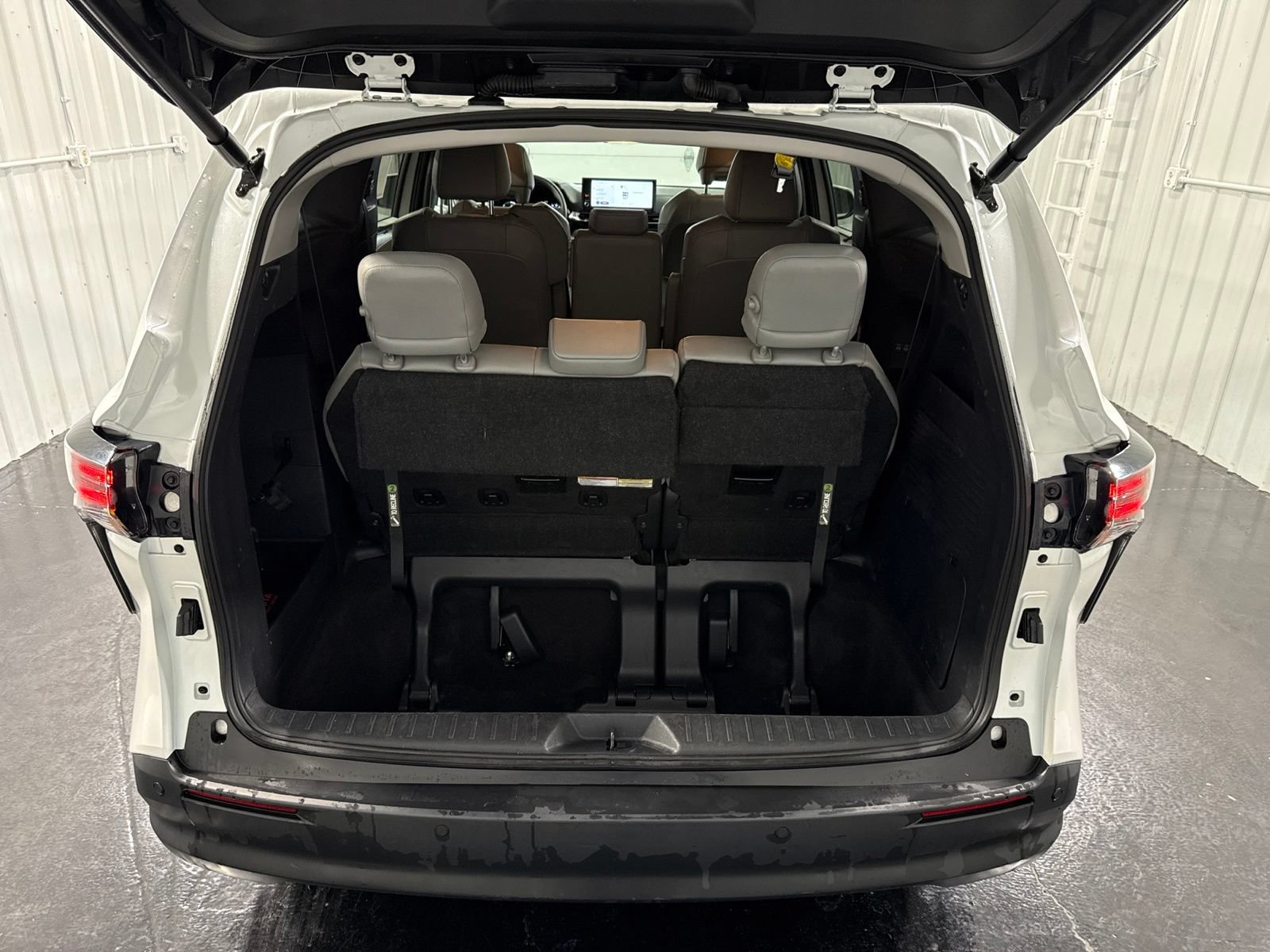 Used 2025 Toyota Sienna XLE FWD image 50