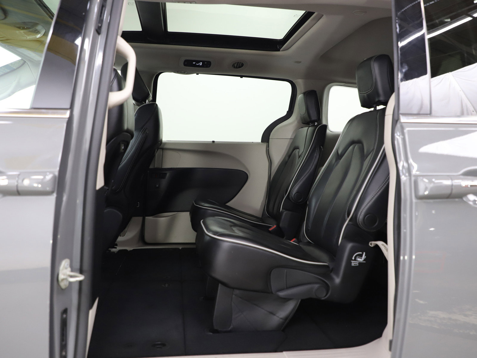 Used 2023 Chrysler Pacifica Limited image 21