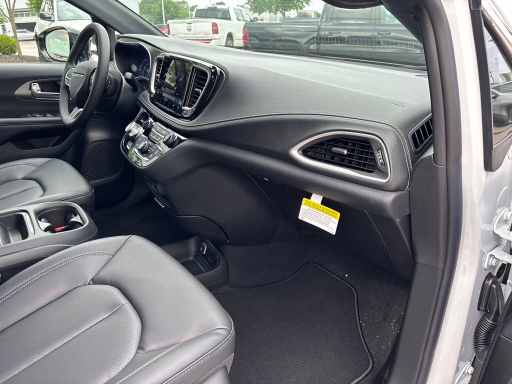 New 2027 Chrysler Pacifica Select FWD image 48