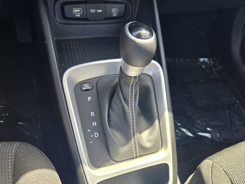 Certified 2025 Hyundai Venue SE FWD image 17