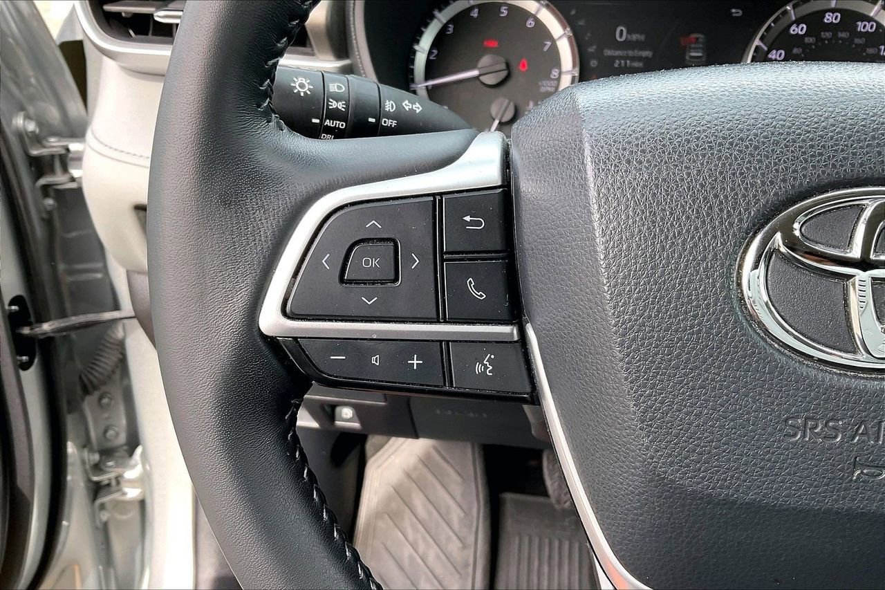 Used 2023 Toyota Highlander LE image 31