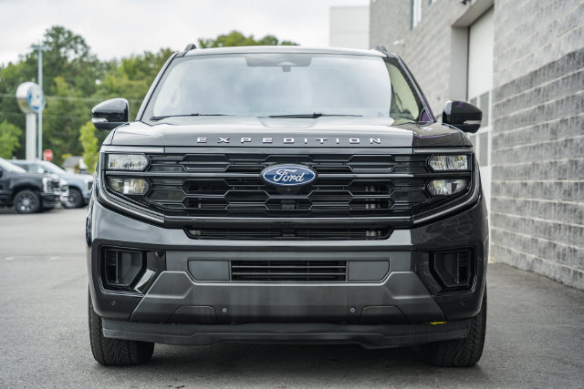 Used 2025 Ford Expedition Active AWD/4WD image 3