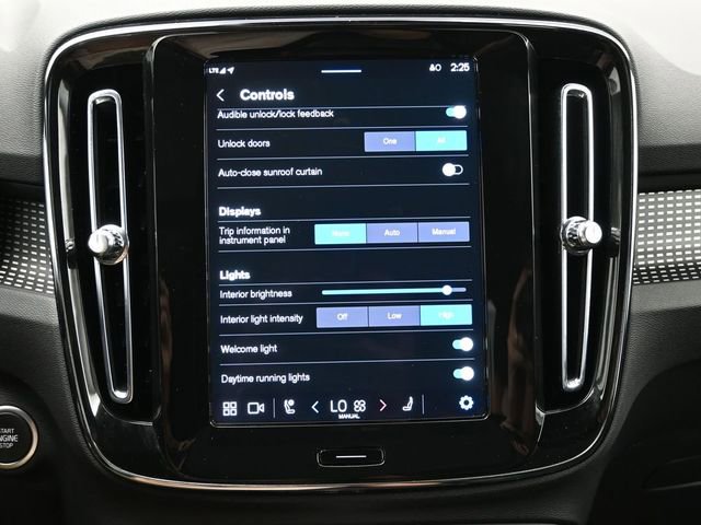 Used 2024 Volvo XC40 B5 Plus image 17