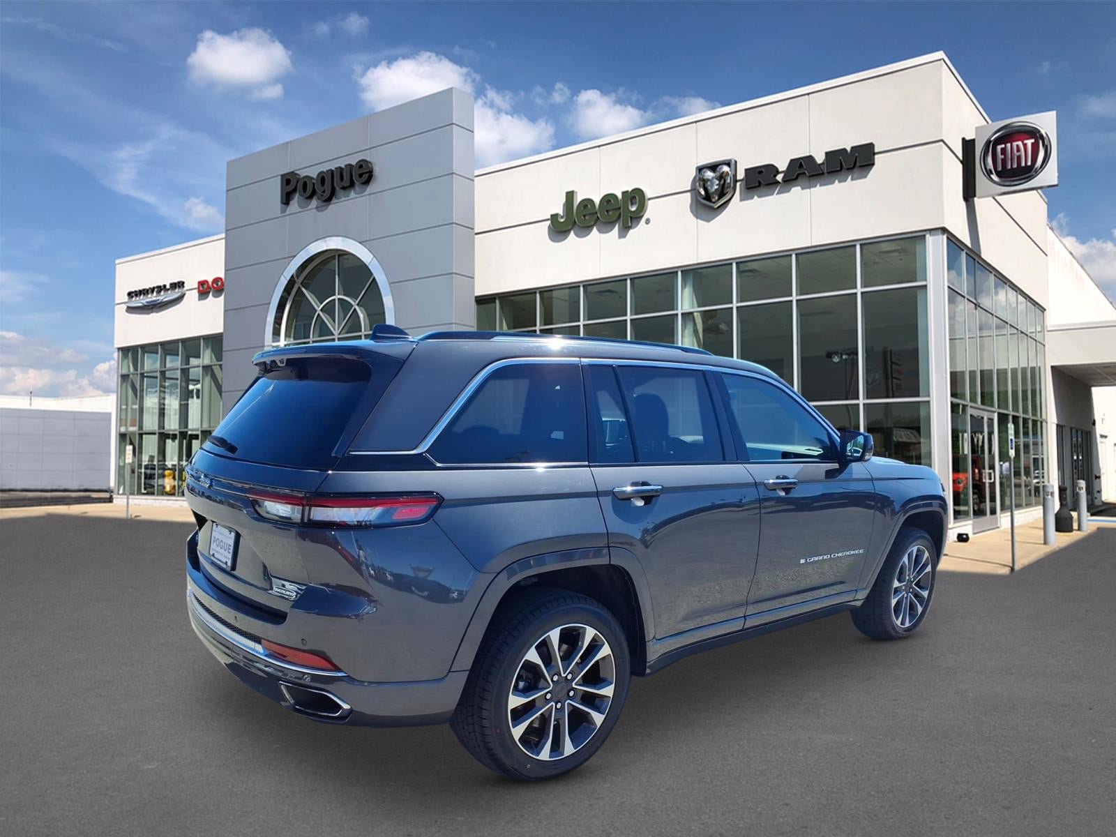 Used 2023 Jeep Grand Cherokee Overland w/ Advanced Protech Group III AWD/4WD image 2
