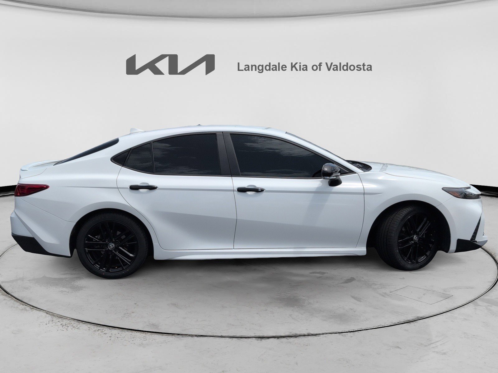 Used 2025 Toyota Camry SE FWD image 3