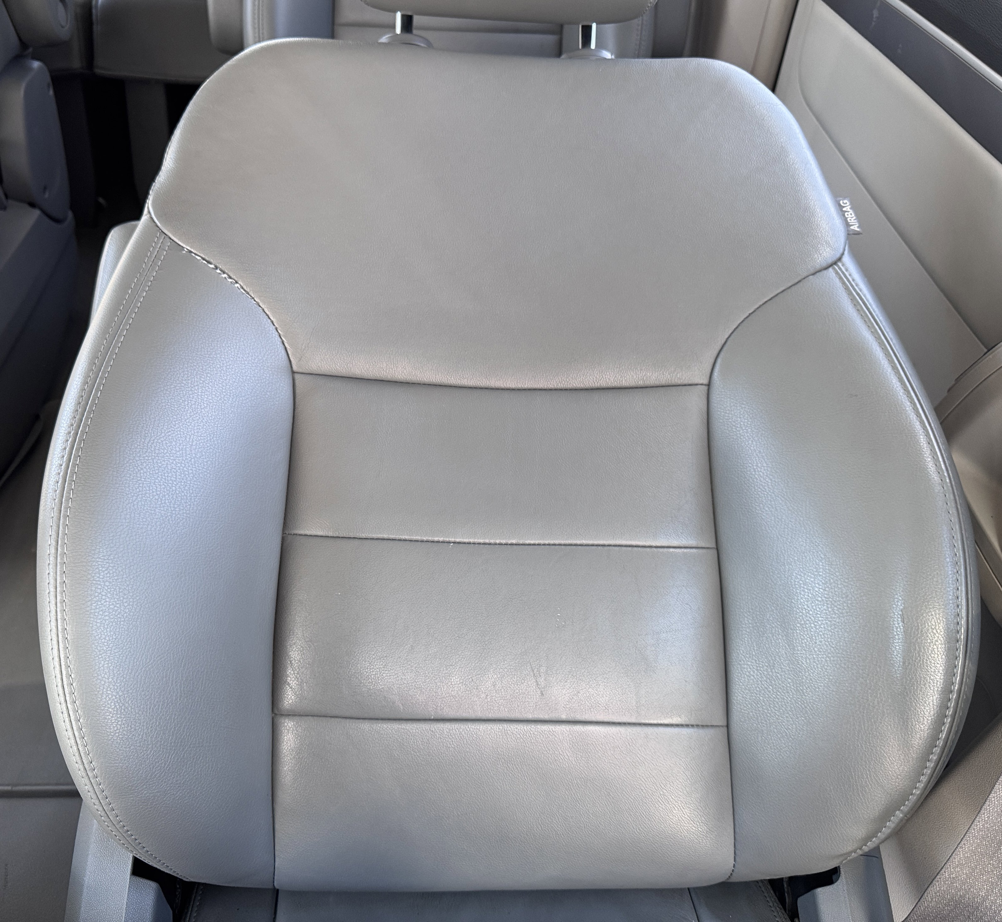 Used 2011 Volkswagen Routan SEL FWD image 13