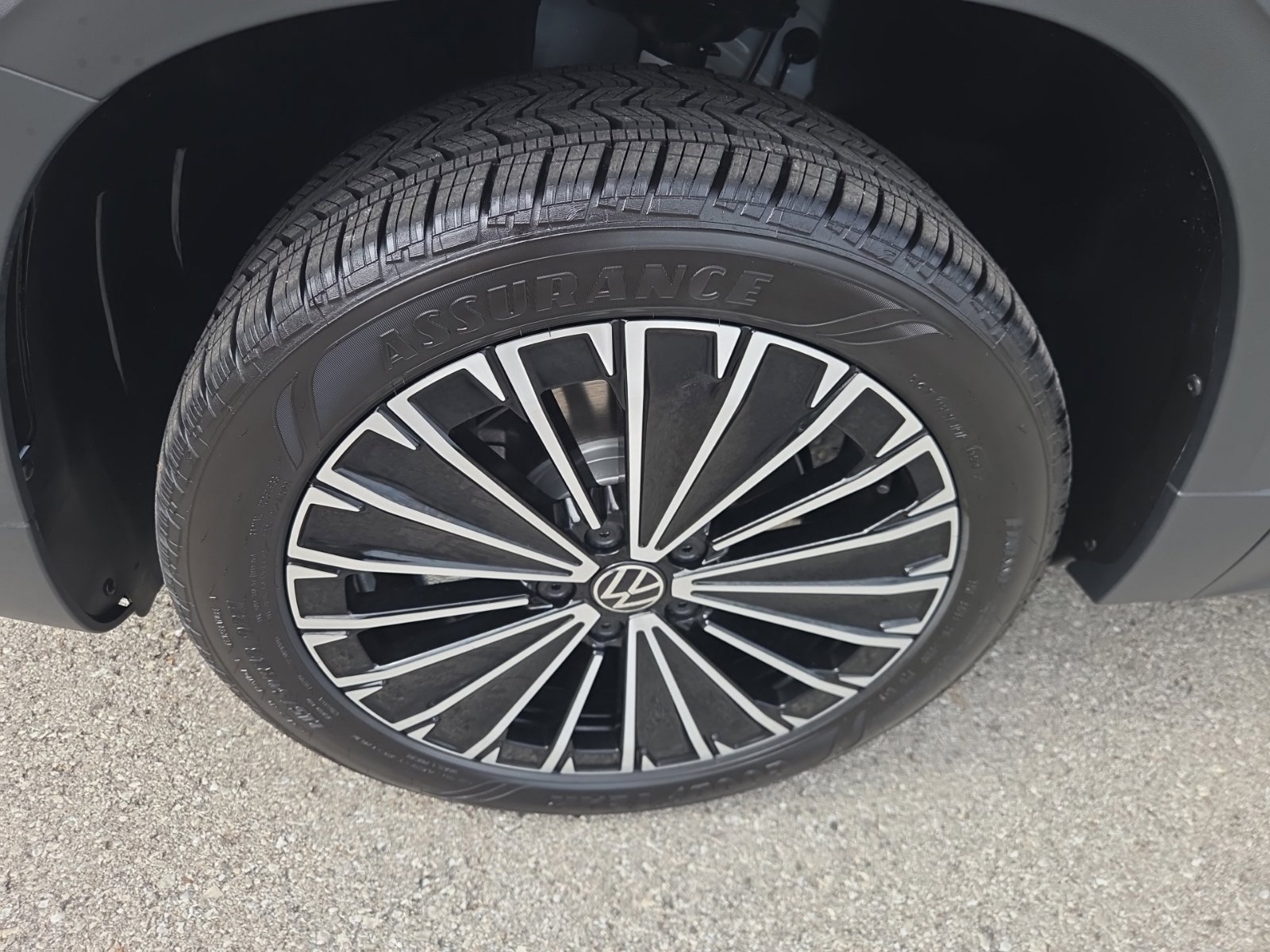 New 2027 Volkswagen Taos SE FWD image 16