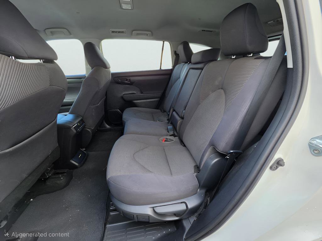 Used 2021 Toyota Highlander LE AWD/4WD image 20