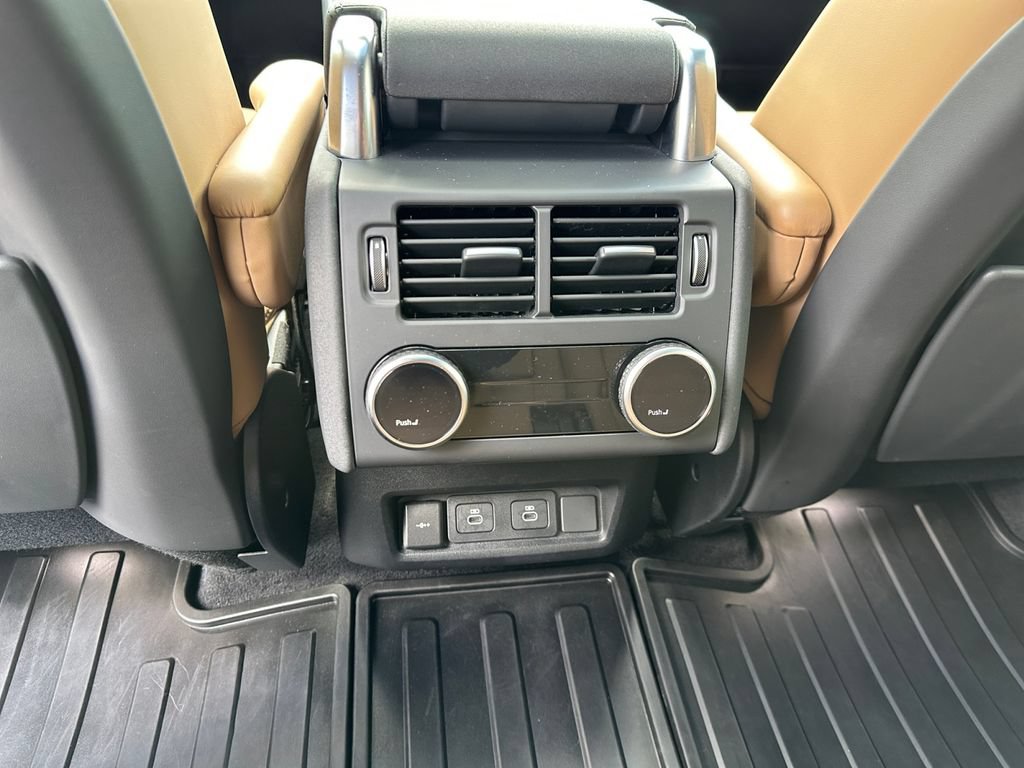 Used 2024 Land Rover Discovery Dynamic SE AWD/4WD image 18