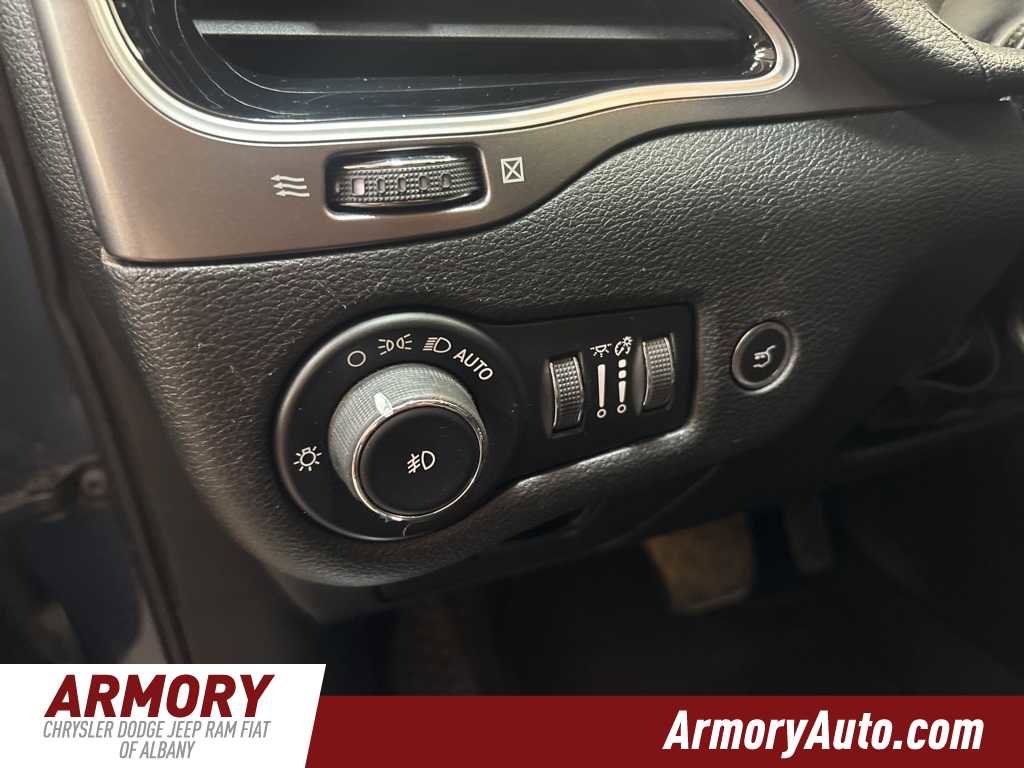 Used 2019 Jeep Cherokee Limited image 11