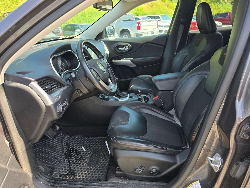 Used 2018 Jeep Cherokee Trailhawk w/ Cold Weather Group AWD/4WD image 4