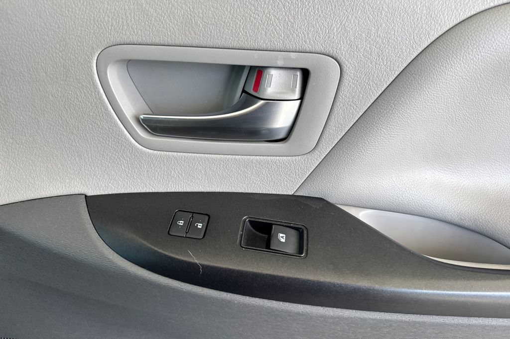 Used 2020 Toyota Sienna LE w/ LE Preferred Package FWD image 21