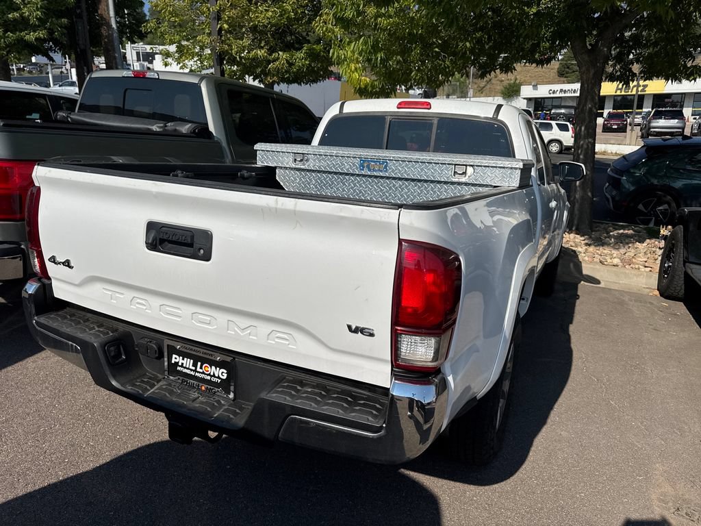 Used 2018 Toyota Tacoma SR5 AWD/4WD image 4