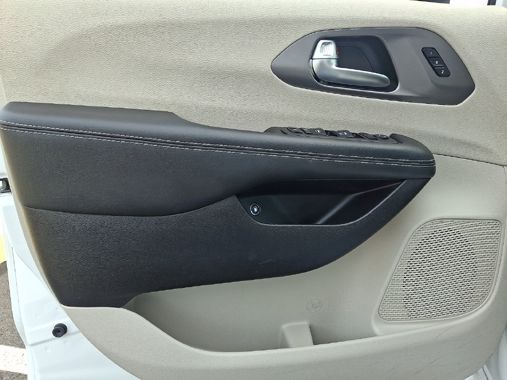 Used 2023 Chrysler Pacifica Touring-L FWD image 12