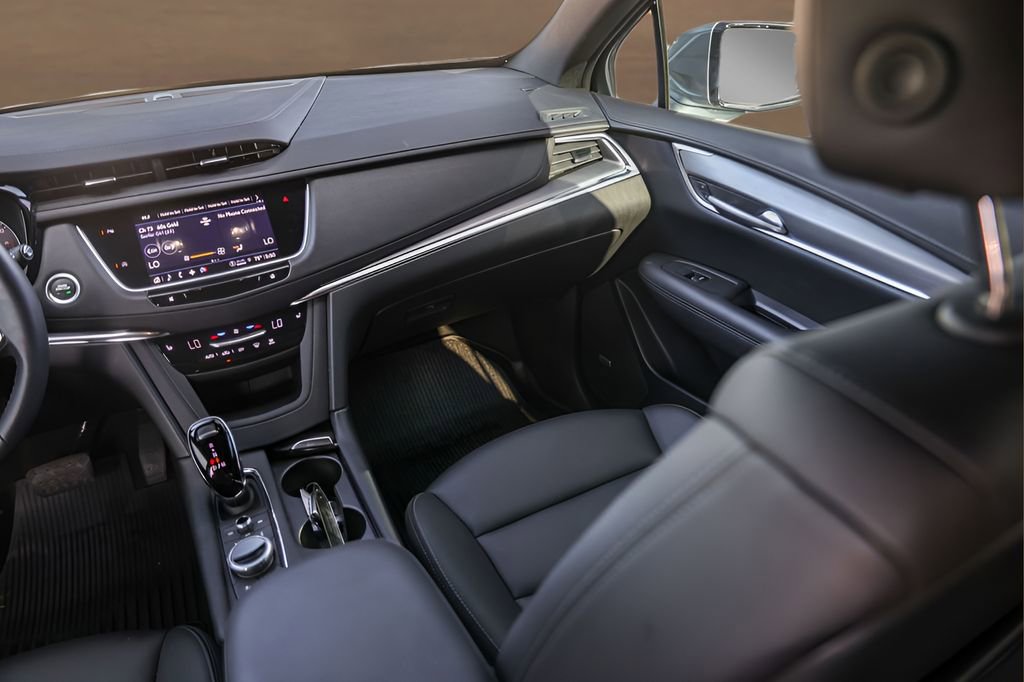 Used 2025 Cadillac XT5 Luxury w/ LPO, Floor Liner Package FWD image 28
