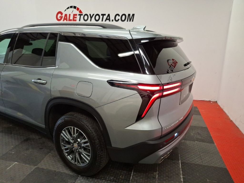 Used 2025 Chevrolet Traverse LT image 7