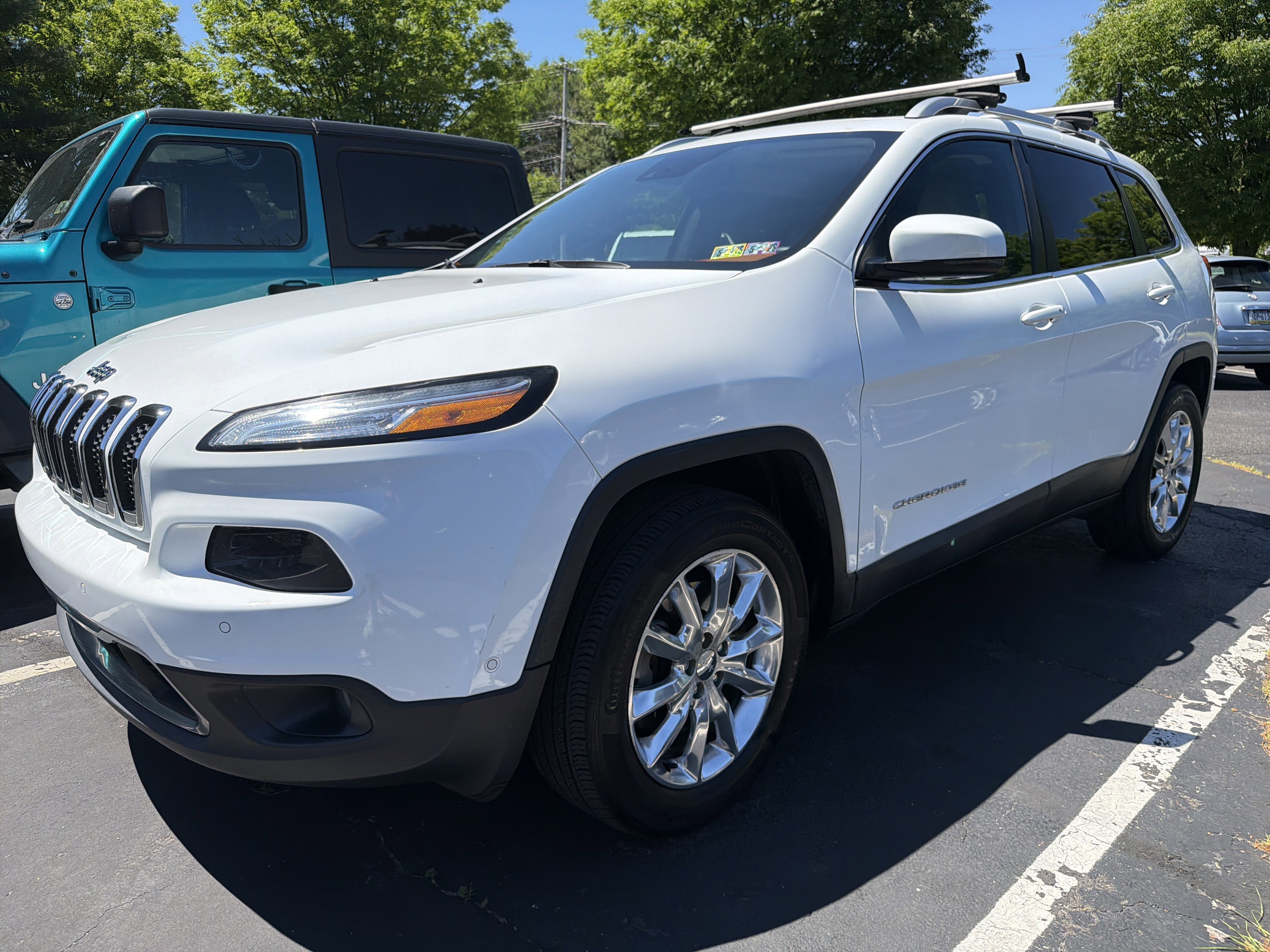Used 2016 Jeep Cherokee Limited w/ Luxury Group AWD/4WD image 3