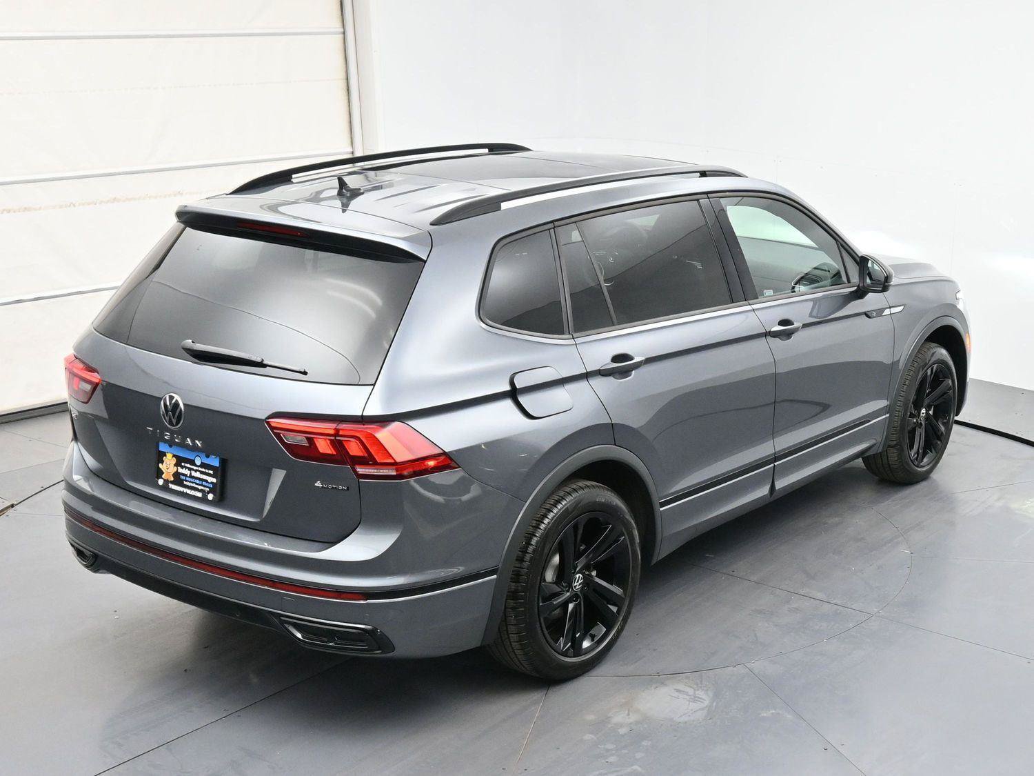 Certified 2024 Volkswagen Tiguan SE R-Line AWD/4WD image 32