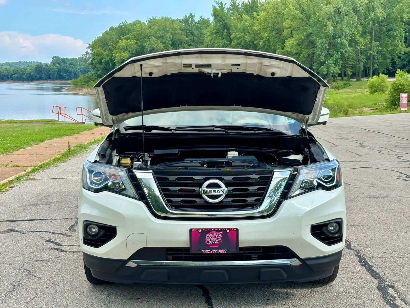 Used 2019 Nissan Pathfinder Platinum AWD/4WD image 10