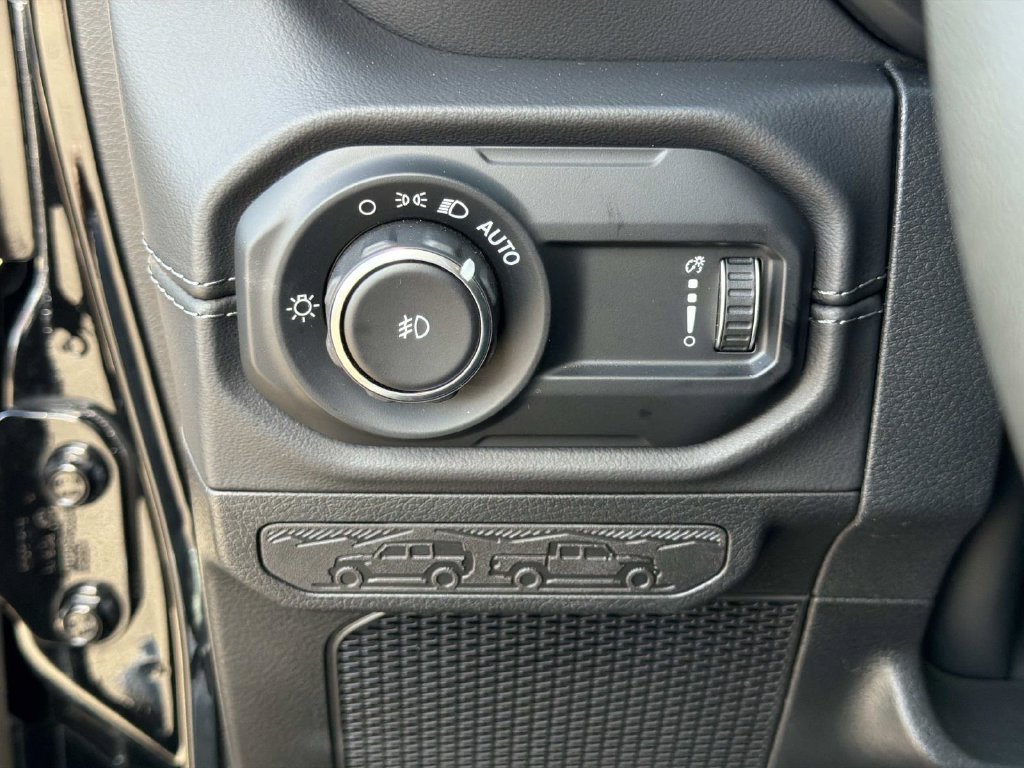 Used 2025 Jeep Wrangler Unlimited Sahara w/ Safety Group AWD/4WD image 20