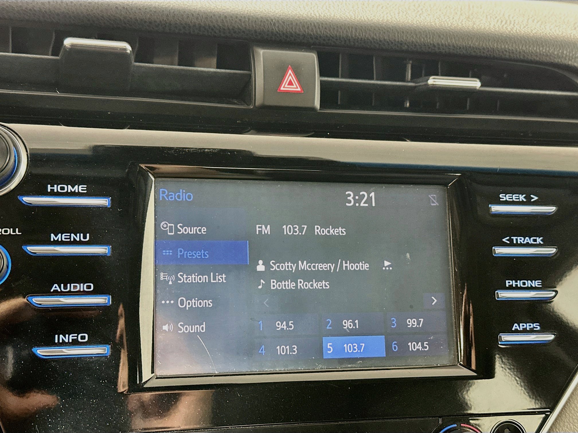 Used 2018 Toyota Camry LE FWD image 14