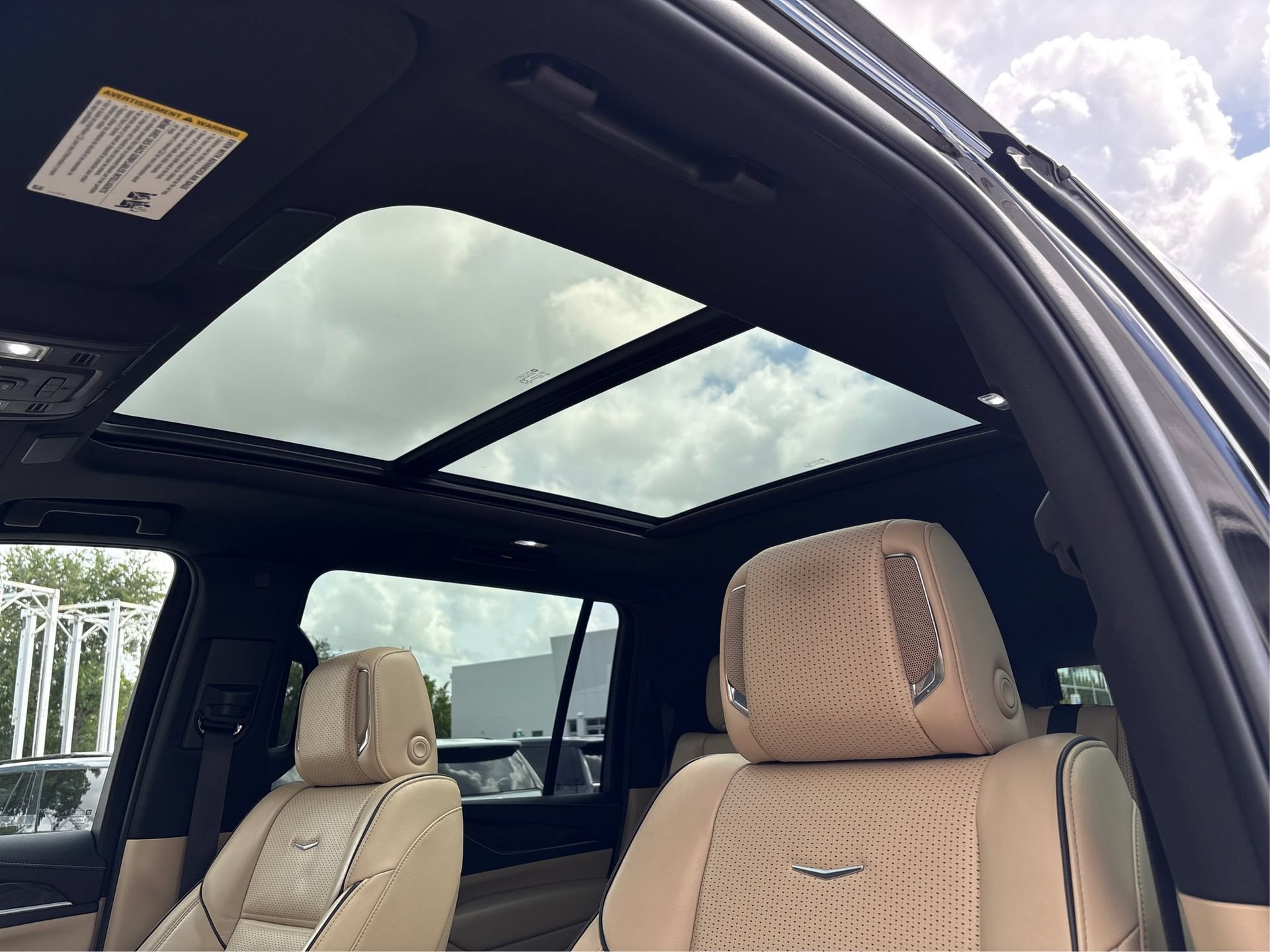Used 2023 Cadillac Escalade ESV Premium Luxury w/ LPO, Illumination Package AWD/4WD image 32