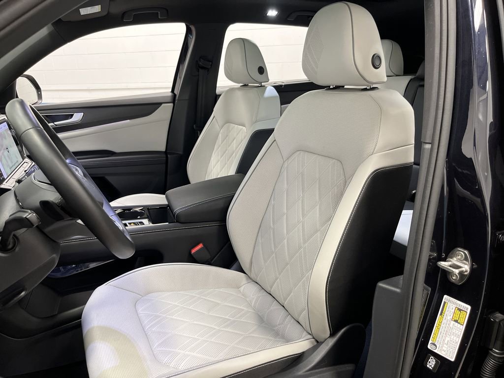 Used 2025 Volkswagen Atlas Cross Sport SEL Premium R-Line image 4