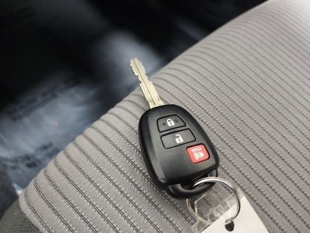 Used 2015 Toyota RAV4 LE image 31