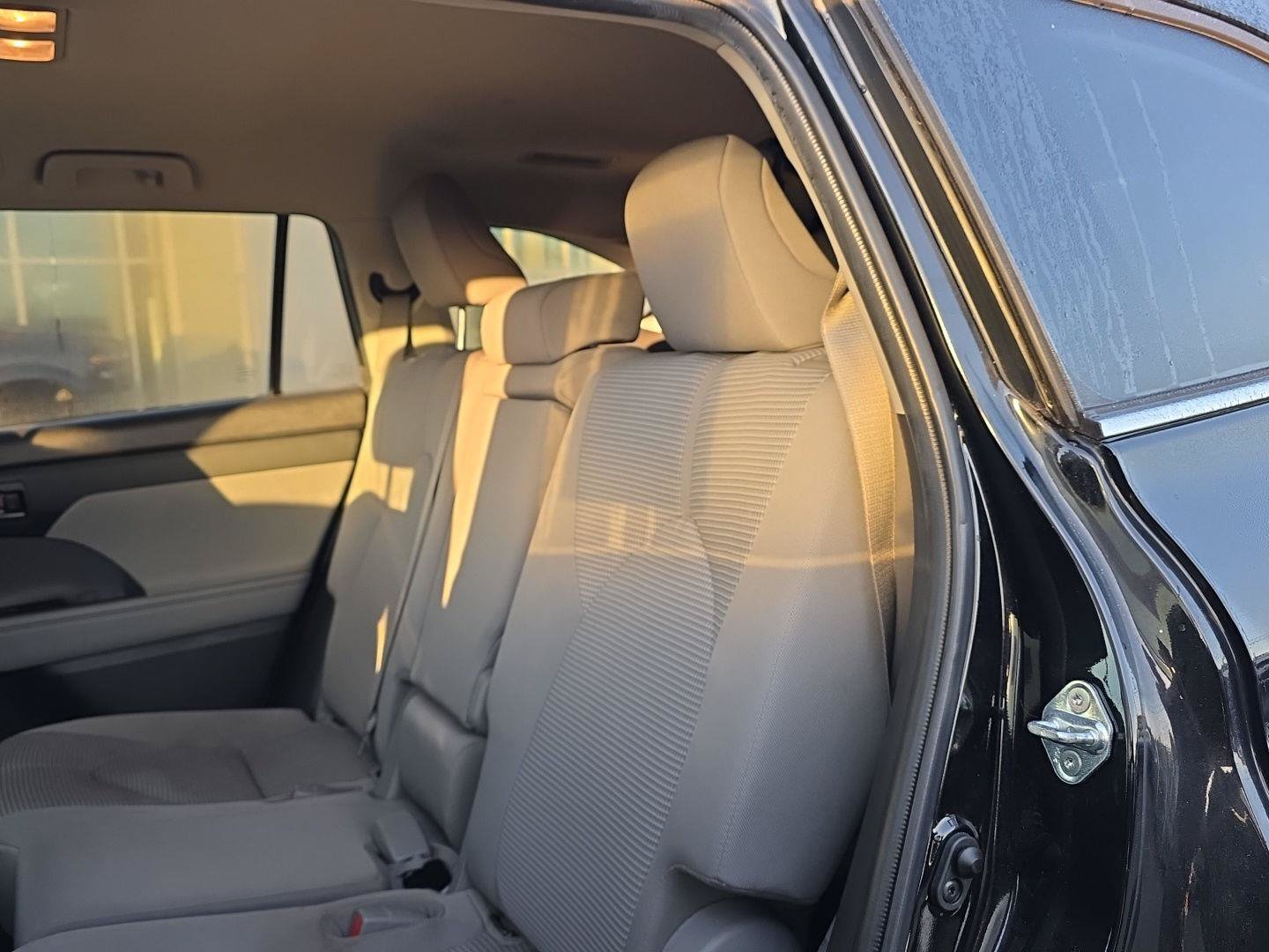 Used 2022 Toyota Highlander LE AWD/4WD image 16