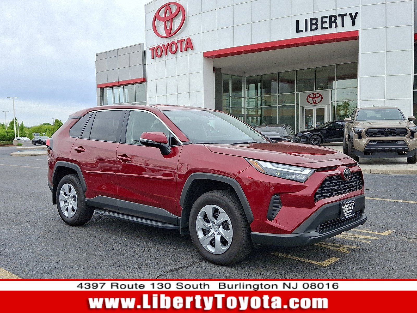 Used 2025 Toyota RAV4 LE AWD/4WD image 1